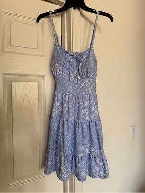 NWT light blue, tiered sun dress with a white floral pattern stunning JR Large
